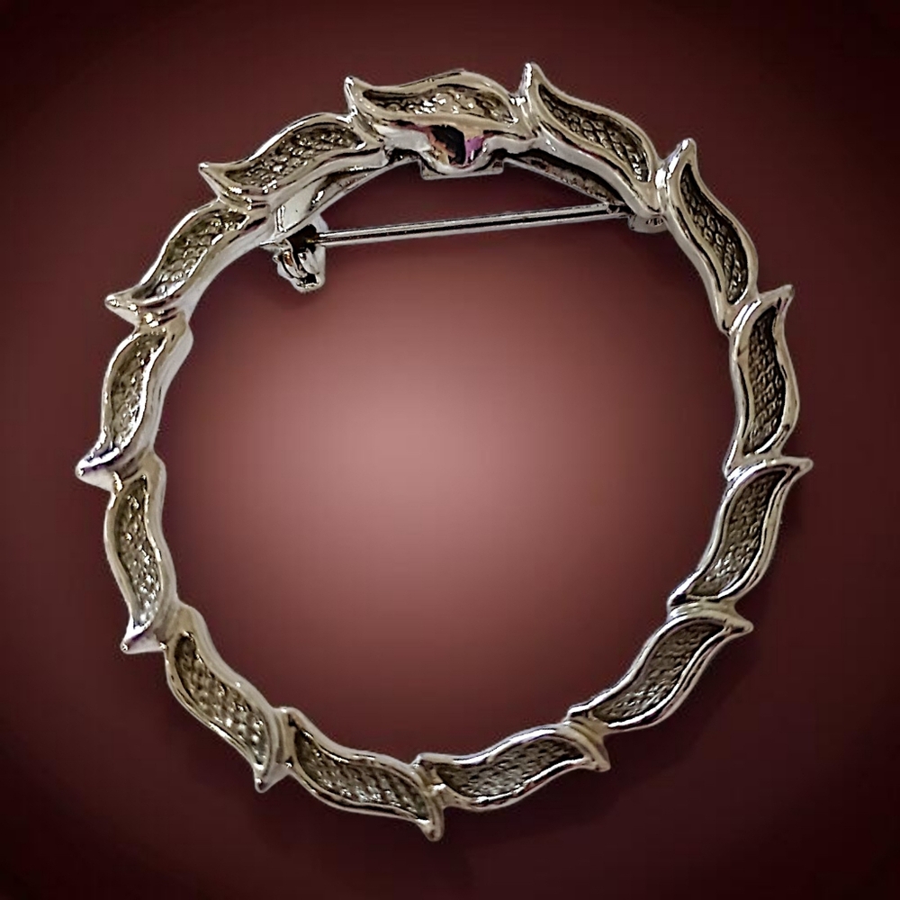 Gerrys Leaf Wreath Brooch Pin Round Circle Leaves Vintage 70s Silver Tone MCM